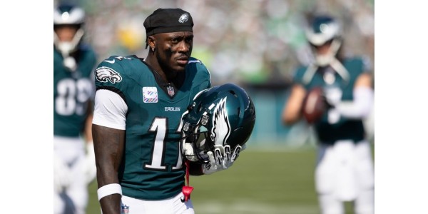 A. J. Brown y Jalen Hurts ahora juegan en equipos diferentes A. J. Brown y Jalen Hurts ahora juegan en equipos diferentes
